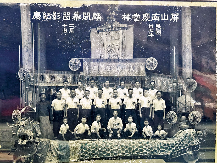 ●那些年,鄉村生活以傳統為重,出動龍獅隊誌慶。作者供圖