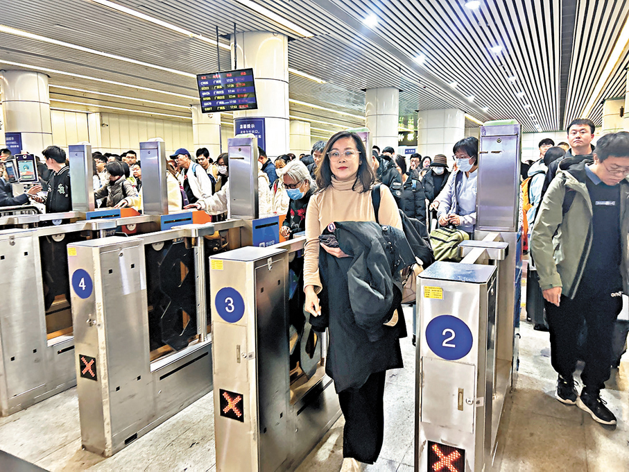 ●港人Sandy每周至少一次往返於廣州東站和香港西九龍站。 香港文匯報記者敖敏輝  攝