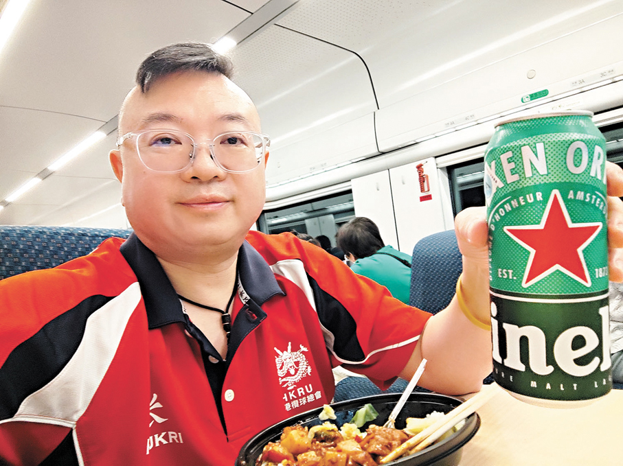 ●港人張景文非常喜歡高鐵的餐食。 香港文匯報上海傳真