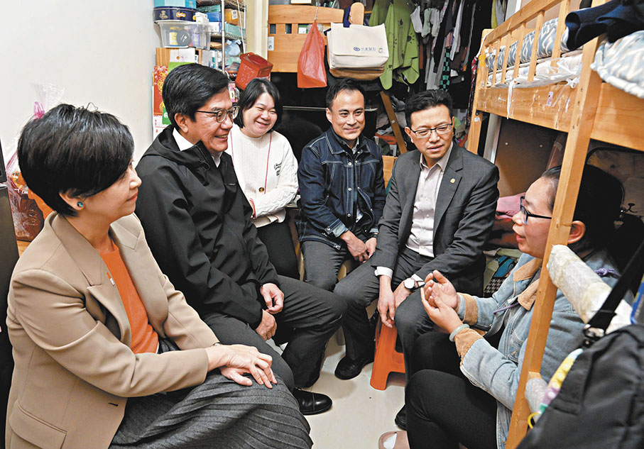 ●(左起)何永賢、黃偉綸、吳清清、郭偉强及吳秋北,探訪劏房戶李太(右一)。 黃偉綸Fb圖片