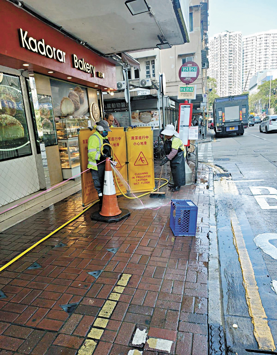●食環署派員清洗渡船街糞水污染的地面。 區議員供圖