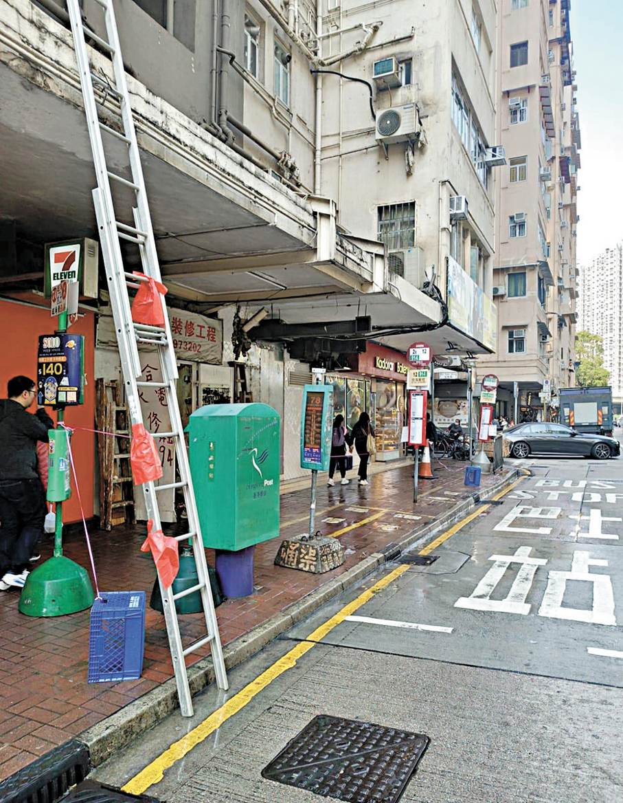 ●文英樓糞水倒灌由簷篷流落地面,行人路上的巴士及小巴站暫時被圍封,防止行人接近。 區議員供圖
