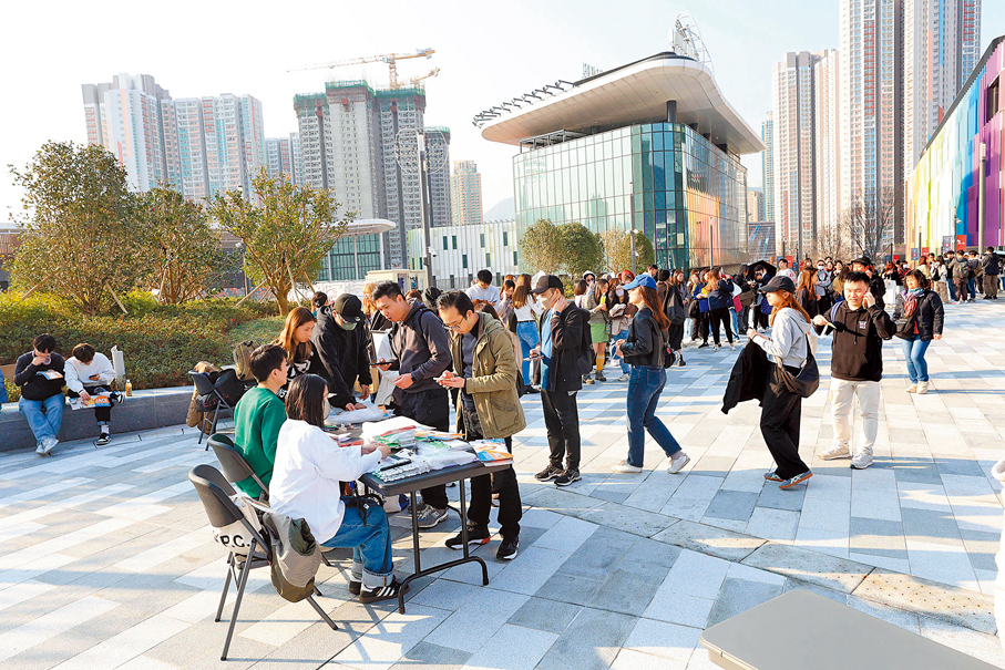 ●演唱會於下午5時45分是入場高峰期。圖為大批觀眾排隊等候入場,現場並無鼓譟。