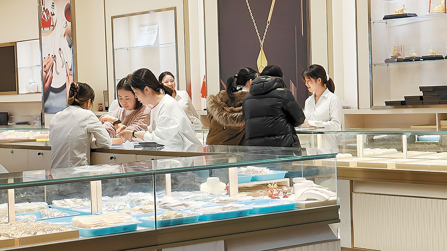 ●行業報告顯示,年齡在25歲至34歲之間的年輕群體逐漸成為黃金消費主要顧客群。 香港文匯報記者李暢 攝