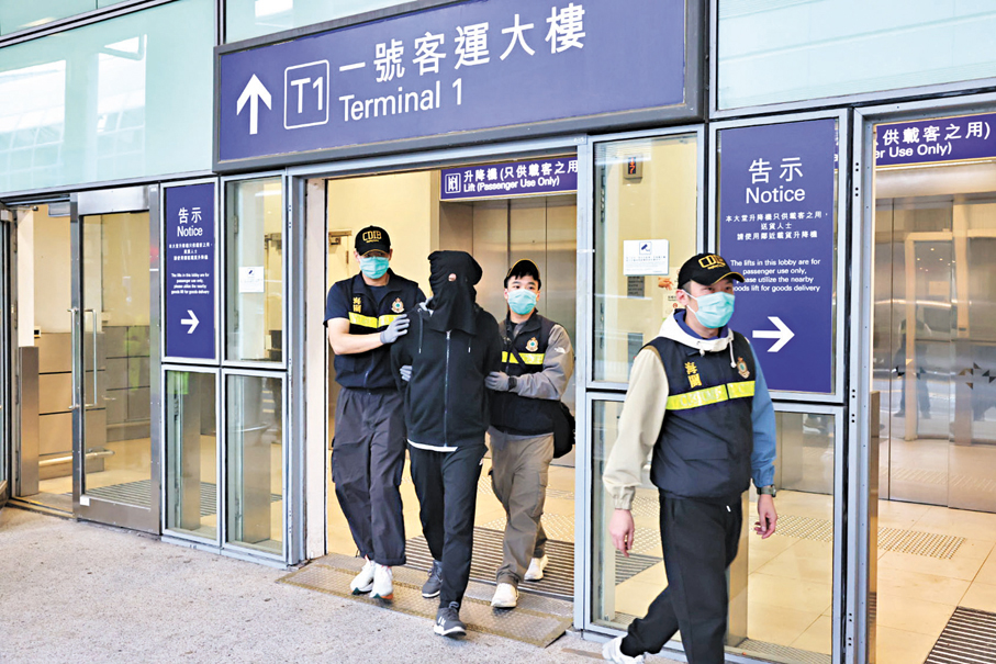 ●海關首次破獲航空旅客偷運太空油毒品原材料案,拘捕兩名本地涉案男女。香港文匯報記者鄺福強 攝