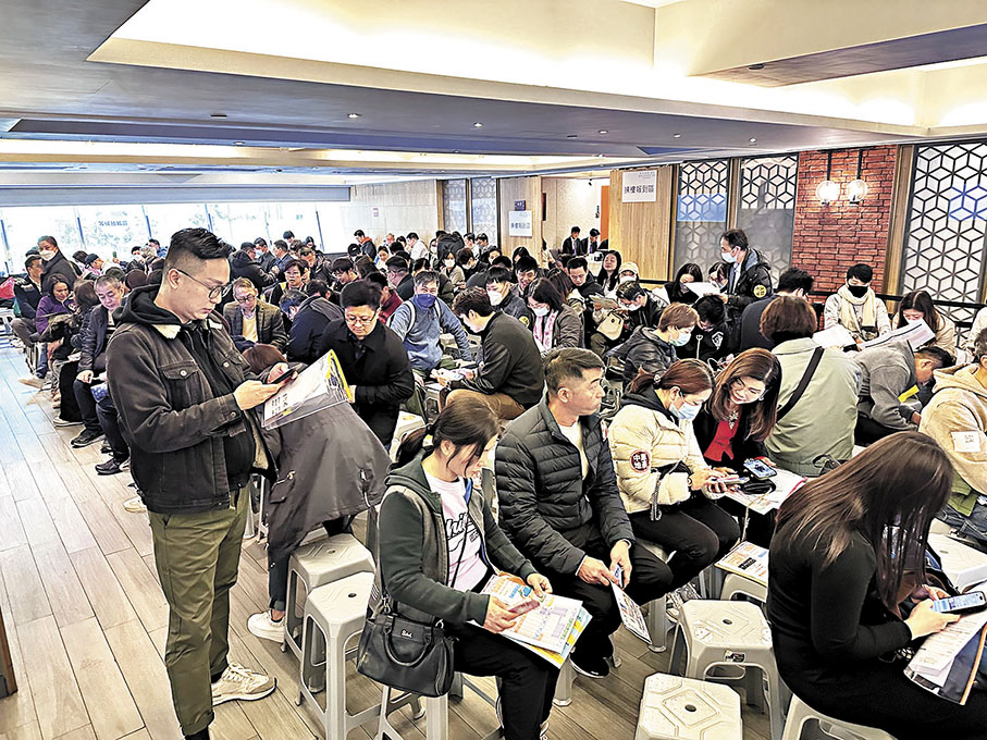 ●屯門「黃金海灣‧珀岸」昨日發售首輪280伙反應理想,售樓處現場非常熱鬧。 記者馬翠媚 攝