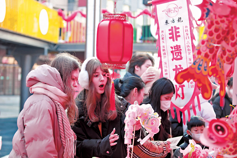 ●1月18日，遊客在山東省威海市環翠區年貨大集上感受中國傳統年俗。  新華社