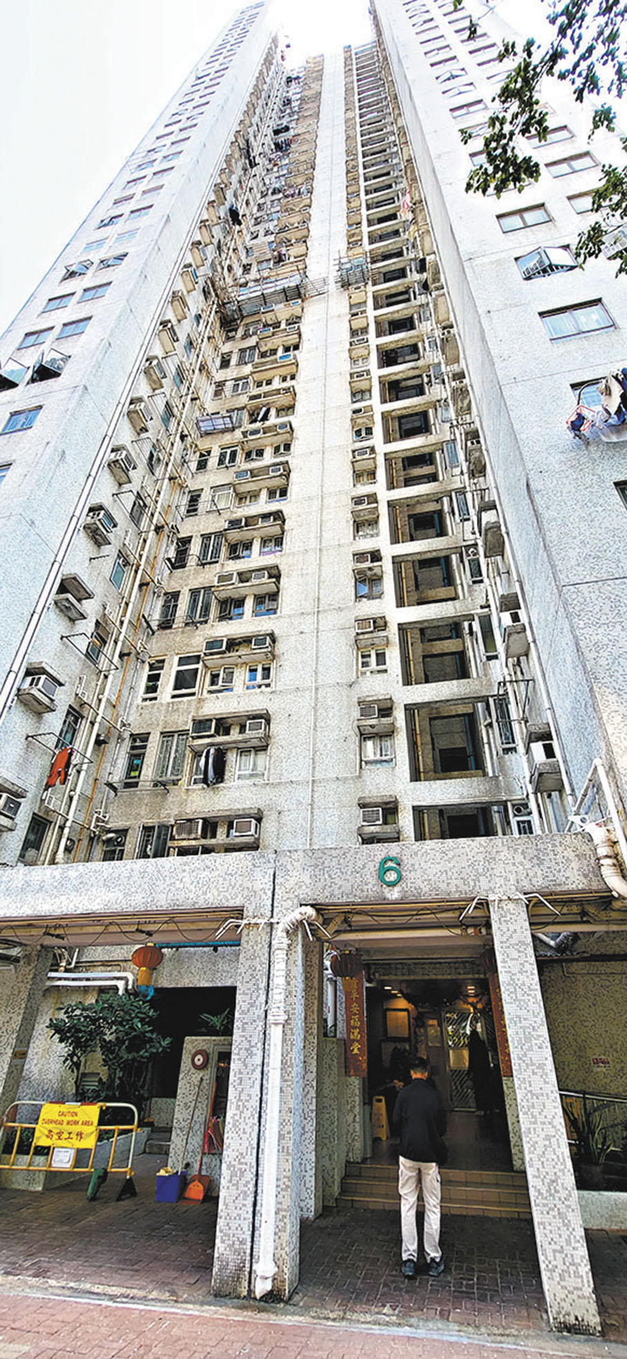 ●七旬婦返回翠寧花園，遭尾隨男匪徒挾持入屋打劫。 香港文匯報記者鄧偉明 攝