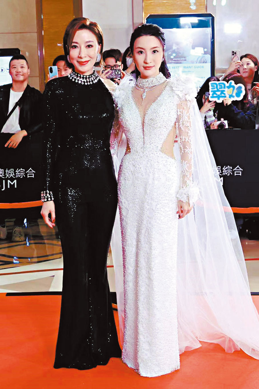 ●楊茜堯（左）和林夏薇以黑白配一起現身。