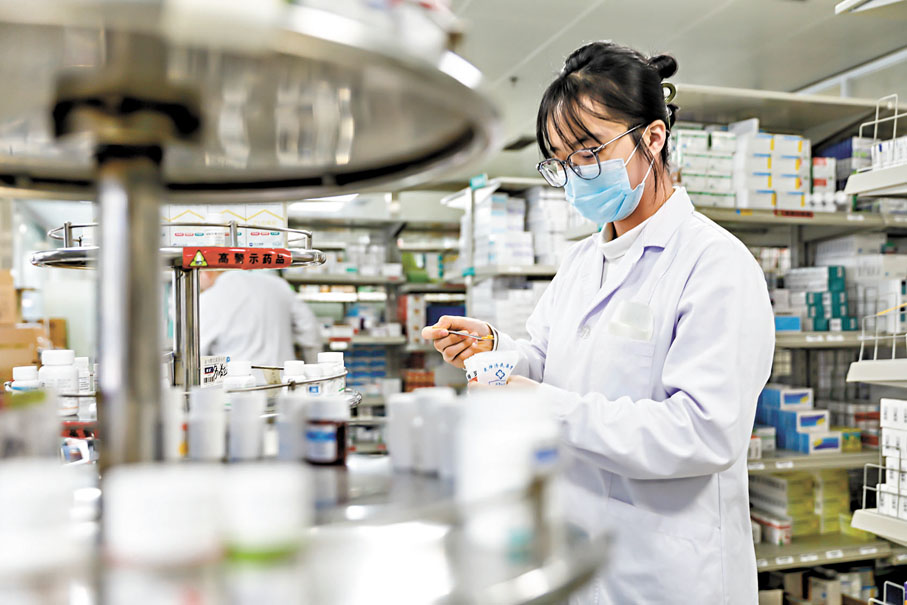 ●最新國家組織藥品集中帶量採購（集採）公布後，「3分錢一片的阿司匹林能吃嗎」的爭論一直在坊間流傳。圖為內地某醫院醫務人員在為患者備藥。   新華社