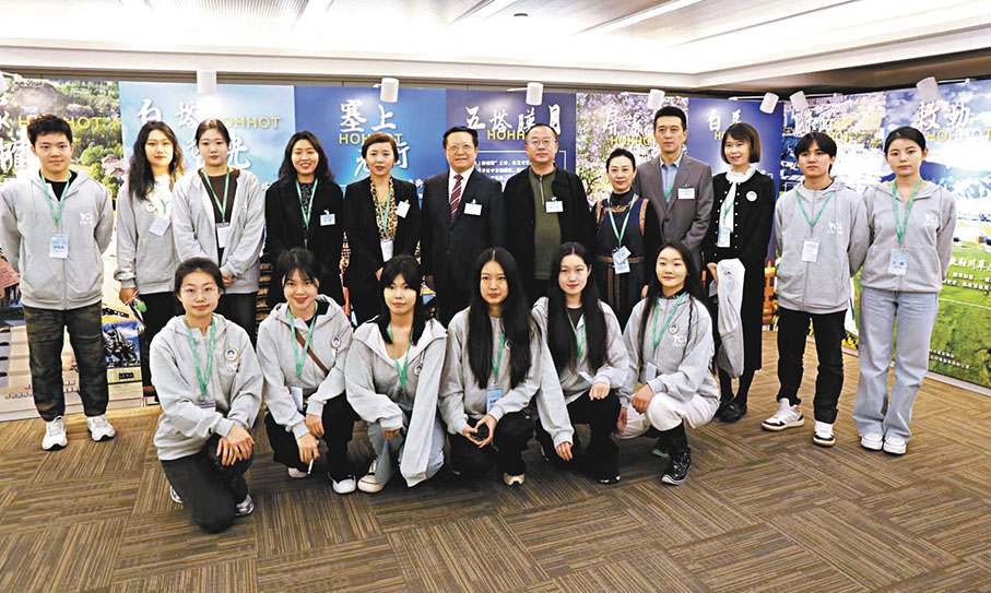 ●來賓和同學們於呼和浩特圖片展合影。 大公文匯全媒體記者王月  攝