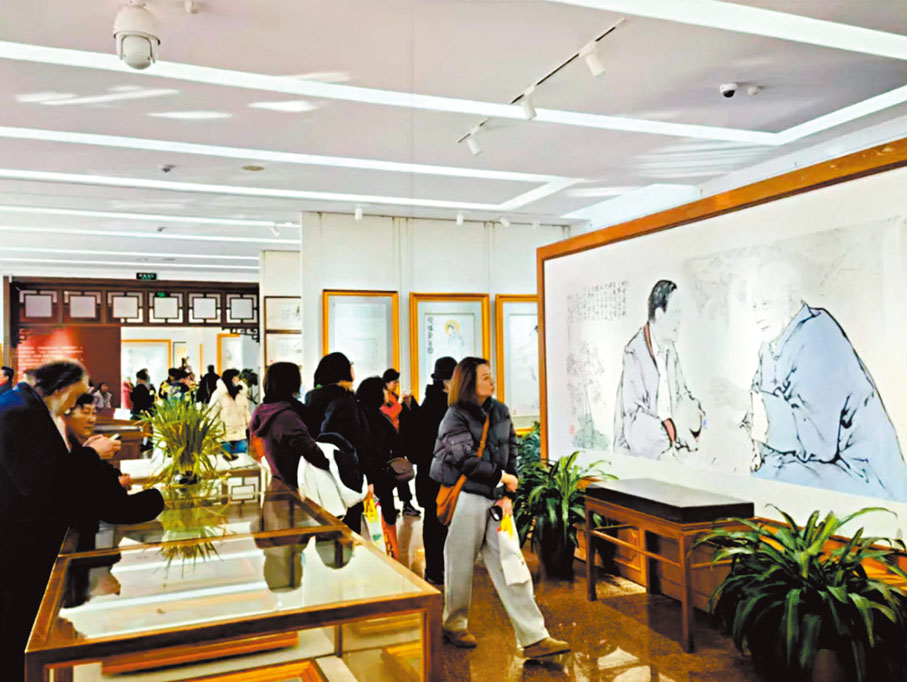 ●一幅幅范曾的書畫新作吸引了大量參觀者駐足。