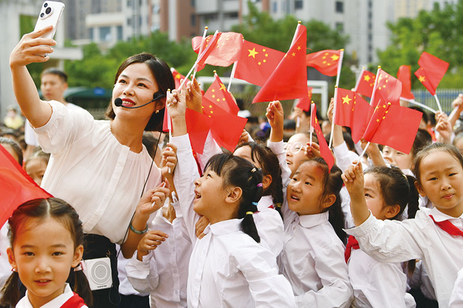 ●蚌埠路第二小學師生喜迎國慶。