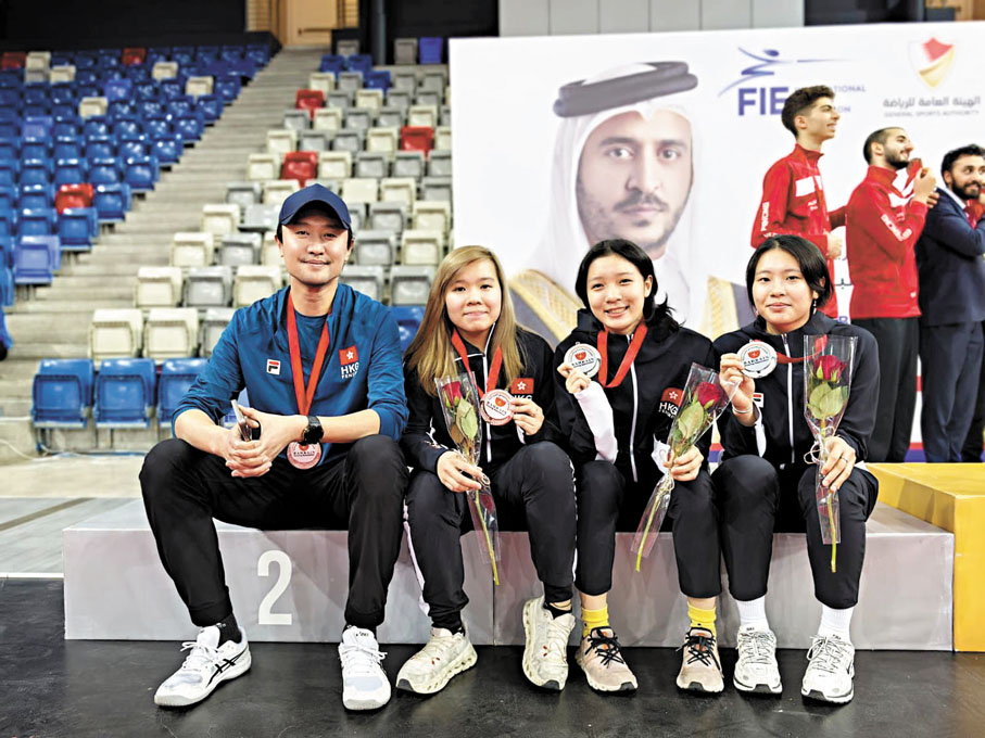 ●（左起）教練姜海濤、黎曉瞳、吳海諦和方心在頒獎台上合照。  受訪者供圖