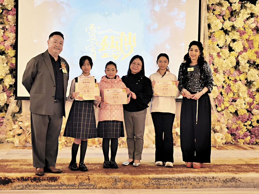 ●高潤鴻、謝曉瑩與「吾乃XOL」三位得獎者合影留念。