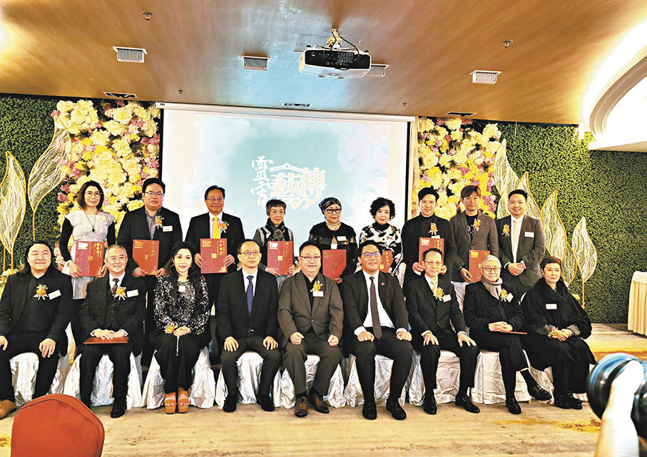 ●中聯辦宣傳文體部副部長林枬（前排左4）、民政及青年事務局副局長梁宏正（前排右4）及一眾名伶對粵劇傳承十分支持。