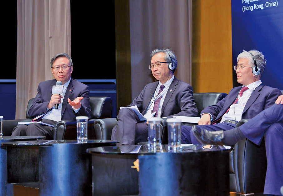 ●香港理工大學校長滕錦光（左一）主持「人工智能技術在社會中的倫理與價值建構」主題會議。