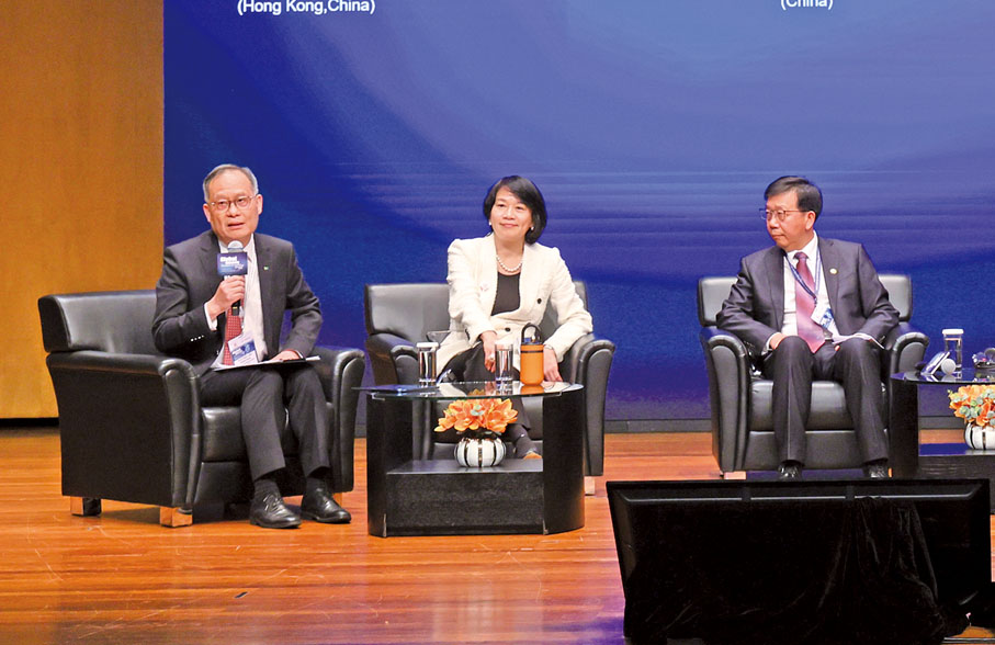 ●香港都會大學校長林群聲（左一）與香港對外交流友好協會創會主席梁美芬（中）共同主持「應用科學與新時代發展」主題會議。