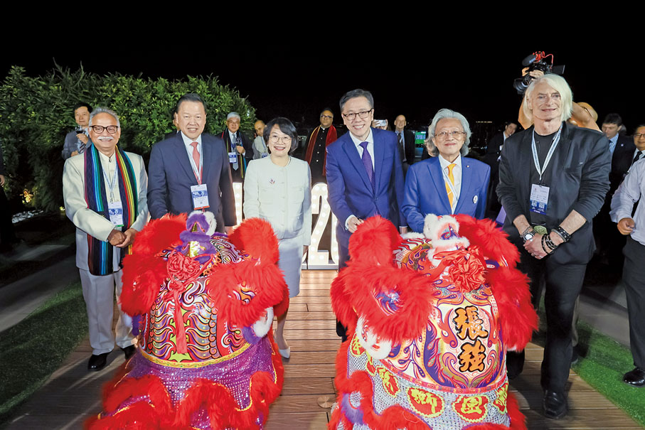 ●外賓一齊參與舞獅環節，一齊說好香港故事。