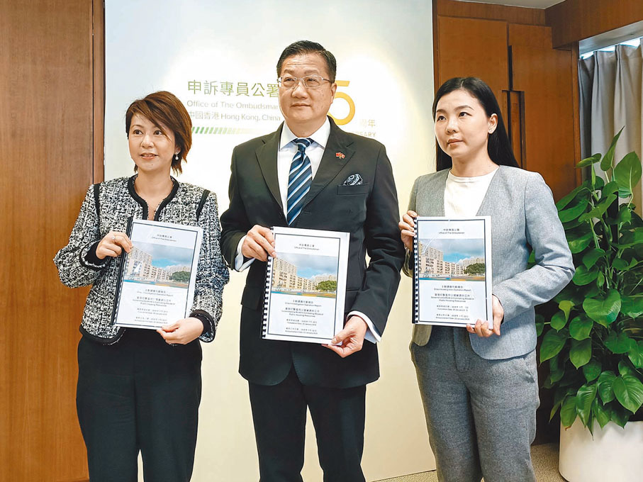 ●申訴專員陳積志(中)肯定房委和房協打擊濫用公屋取得成效,並提出31項改善建議。 香港文匯報記者張茗 攝