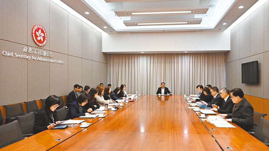 ●香港特區政府政務司司長陳國基昨日主持節慶安排跨部門工作小組會議,統籌並督導各部門就春節黃金周接待訪港旅客的預備工作。