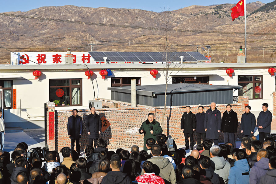 ●習近平冒着嚴寒來到遼寧省葫蘆島市綏中縣明水滿族鄉祝家溝村看望慰問受災群眾。 新華社