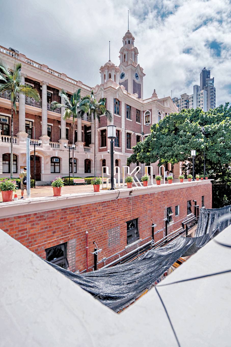 ●泰晤士高等教育(THE)昨日公布世界大學學科排名,香港5間大學共38個學科躋身世界百強,其中香港大學教育學高踞世界第六。圖為港大舊校主樓。資料圖片