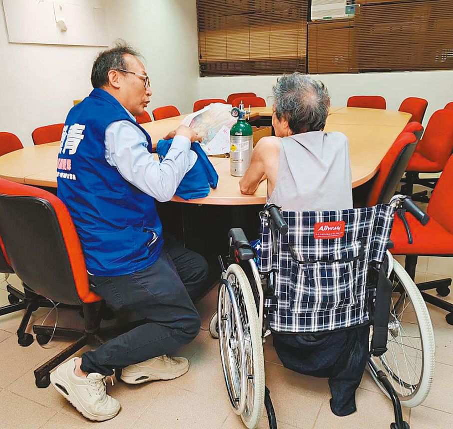 ●突發事故中,關愛隊支援需要輔助呼吸儀器的梁先生。受訪者供圖