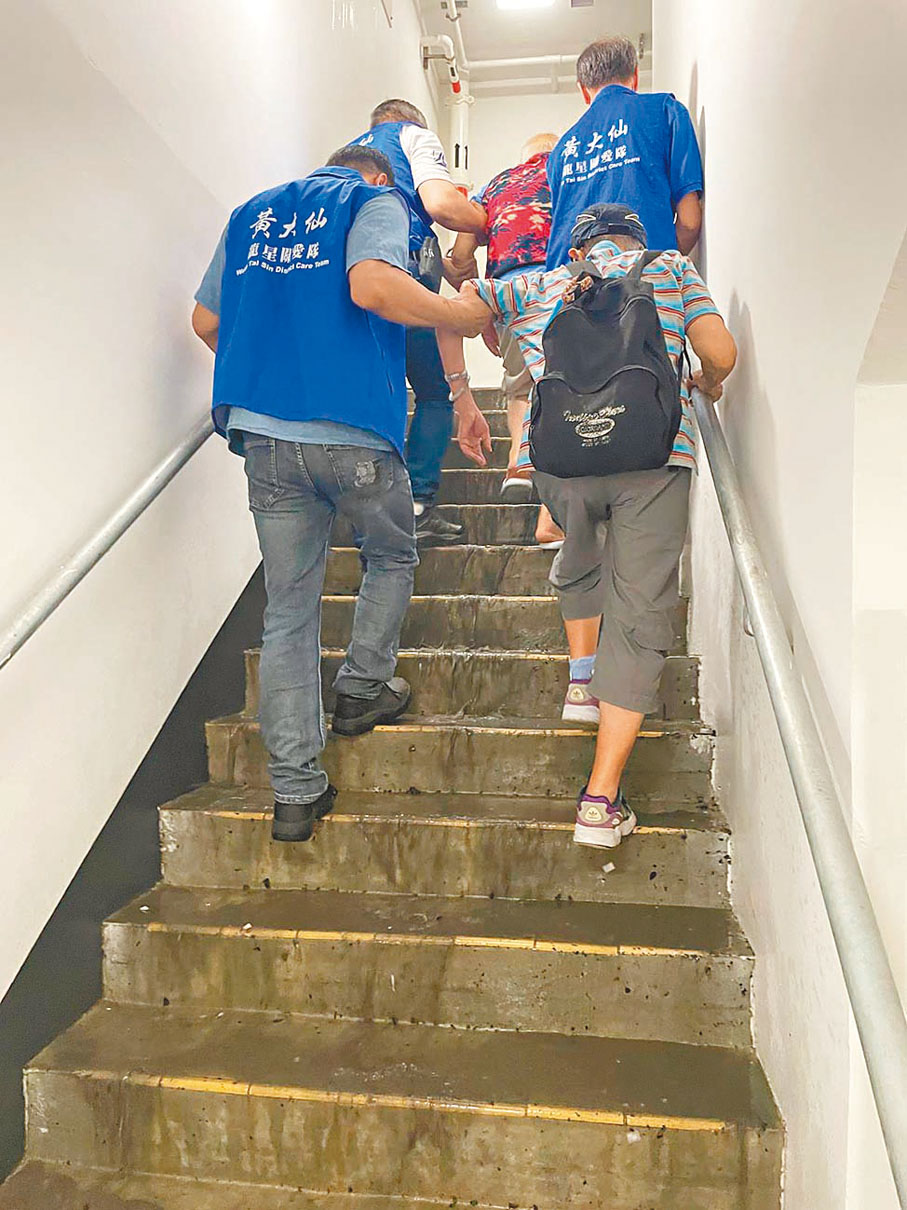 ●關愛隊支援受影響的長者出行。受訪者供圖