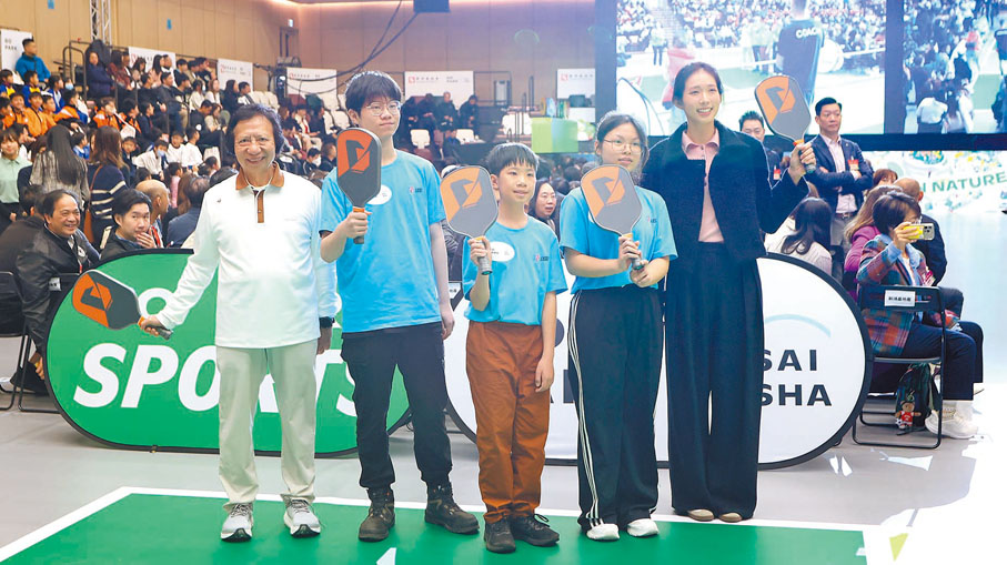 ●江旻憓（右一）、新地資深董事郭炳江（左一）與共創明「Teen」計劃學員試玩匹克球。香港文匯報記者黃艾力  攝