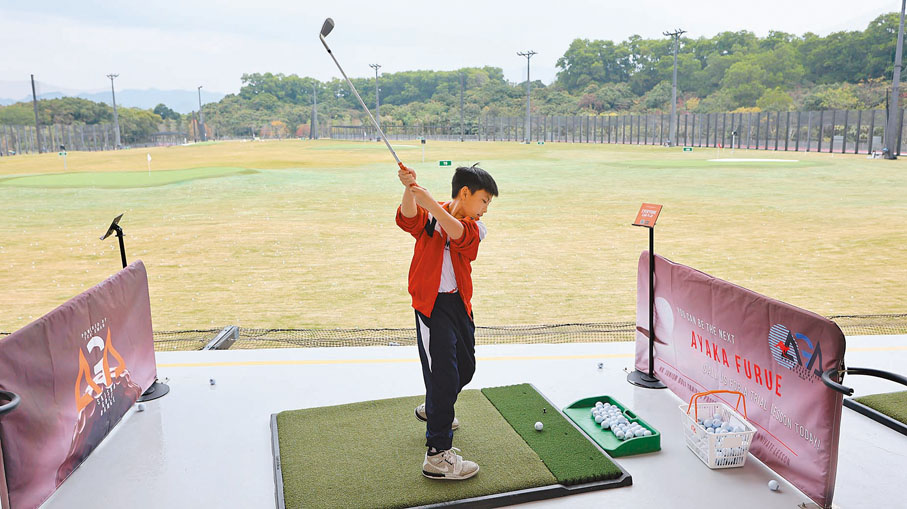 ●小朋友試玩高爾夫球。香港文匯報記者黃艾力  攝 