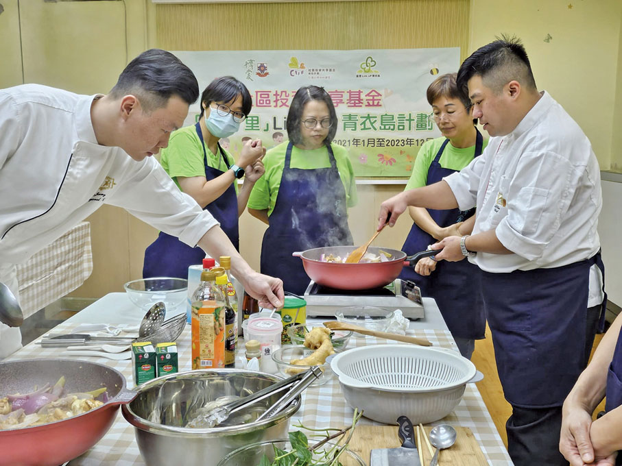 ●「青衣食乜餸」的婦女義工與協作夥伴的廚師一起為長者預備愛心飯盒。