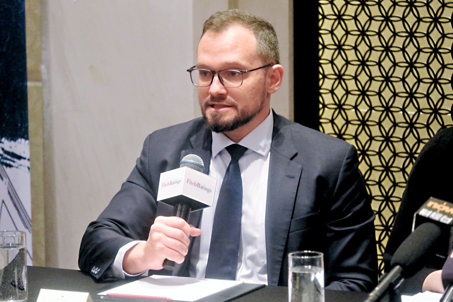 ●惠譽Jeremy Zook表示,內地淨出口額將從2024年有力推動經濟增長,轉變為在2025年小幅拖累經濟增長。 香港文匯報記者涂穴 攝