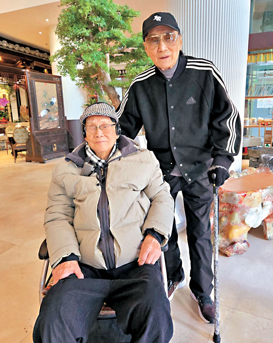 ●百歲吳康民茶敘後,巧遇88歲謝賢。作者供圖