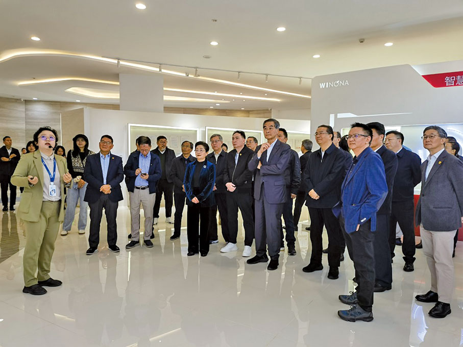 ●視察團一行走進貝泰妮集團,了解大健康產業發展。 (人民政協報)