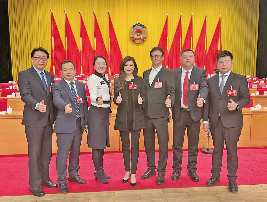 ●張茜出席2024年海南省政協大會開幕後與澳門委員合影。