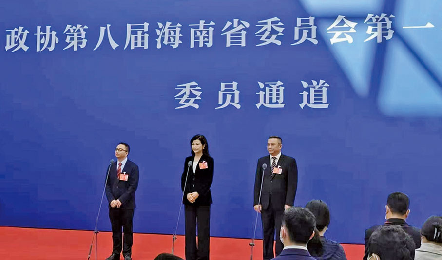 ●2023年,張茜在委員通道接受訪問。