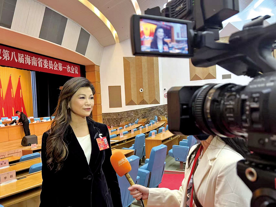 ●2023年,張茜在政協會議期間接受媒體訪問。