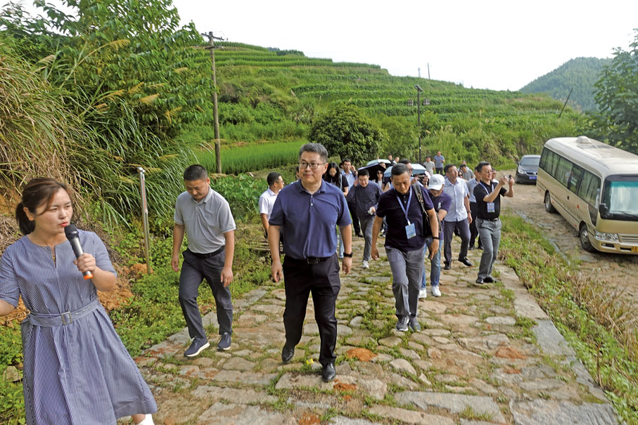 ●2023年8月,中央政府駐澳門聯絡辦公室經濟部副部長黃聖彪率團帶領澳門勞工局、旅遊局、文化局等官員,考察江西省九江市修水縣合作頂目,凌世威代表澳門中華總商會參團隨行。