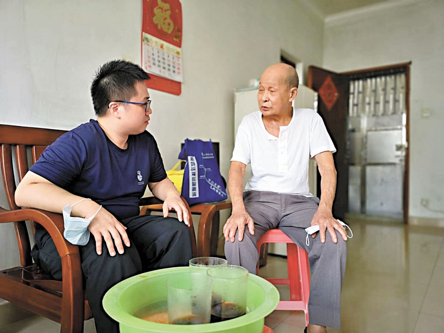 ●馮永昌(左)探訪在深圳居住的港人長者。 受訪者供圖