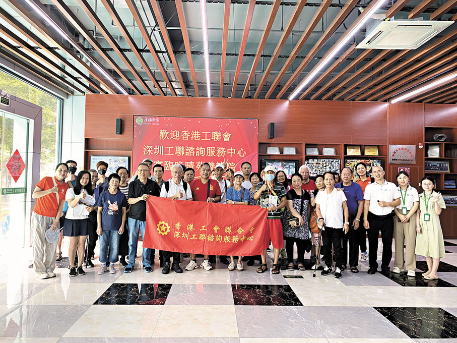 ●圖為去年深圳工聯諮詢服務中心開展養老院參觀活動,考察灣區養老趨勢。 資料圖片
