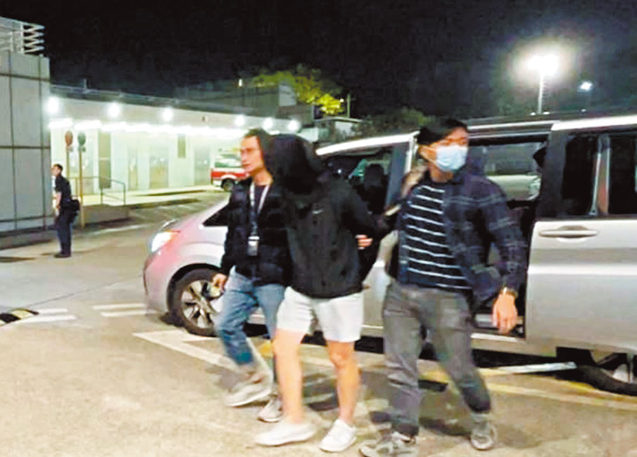 ●兩名潛逃泰國曼谷的疑犯昨晚返港由探員押走。