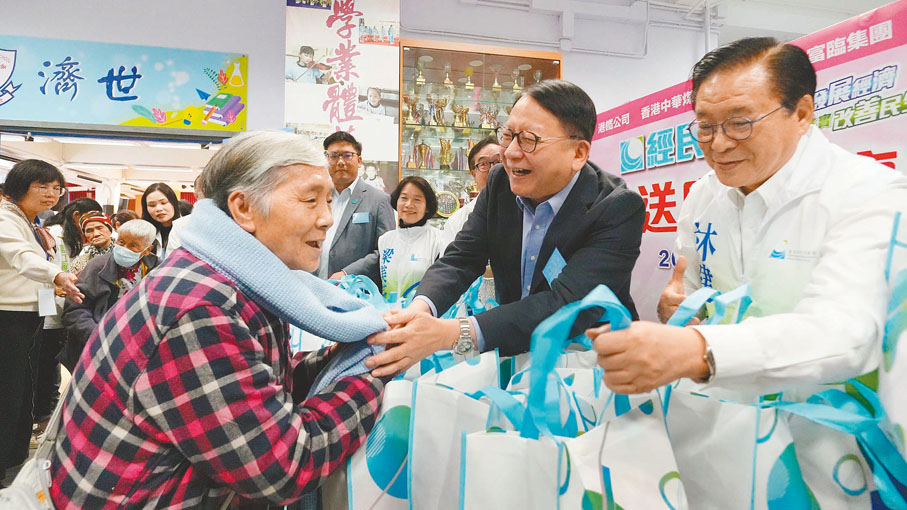 ●陳國基為長者戴上保暖頸巾及送上福袋,祝願新一年萬事如意。 主辦方供圖