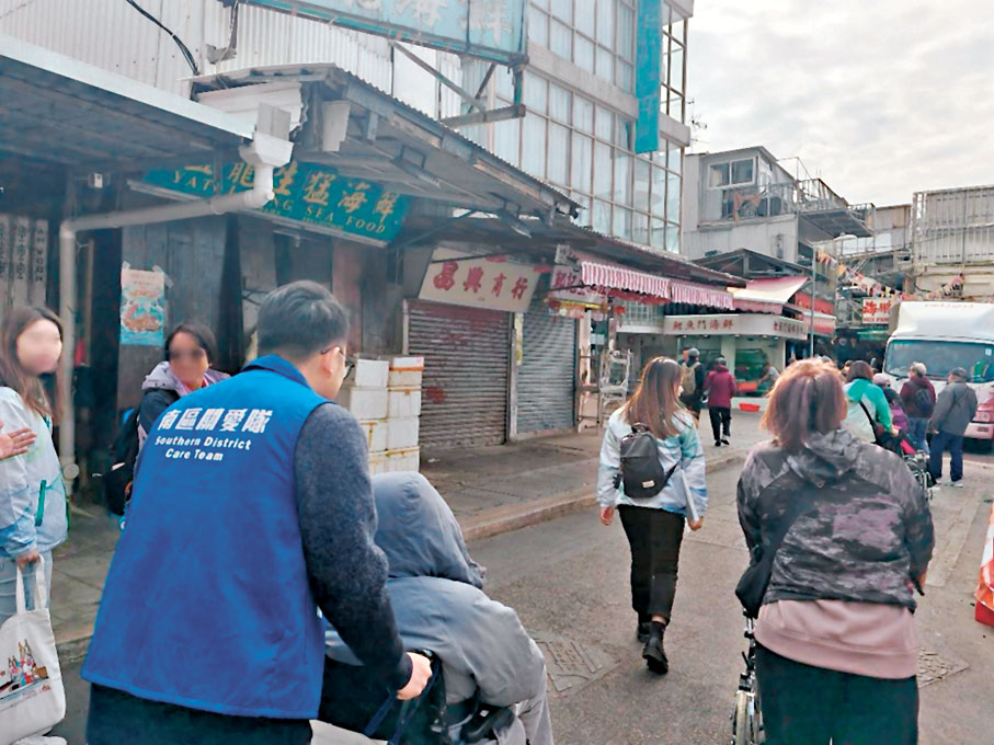 ●華富北關愛隊及義工與參加者暢遊香港。作者供圖