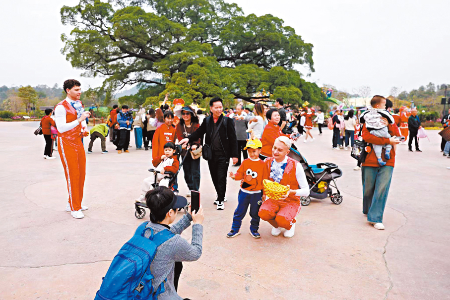●清遠長隆25日試營業,吸引來自灣區及海外的親子遊客群。 香港文匯報記者胡若璋 攝