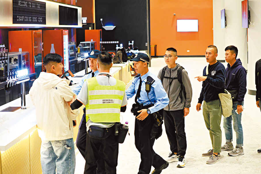 ●警方在主場館模擬有人排隊打尖引起人群衝突。 香港文匯報記者北山彥 攝
