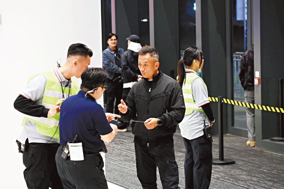 ●警方模擬發現偽造的入場門票。香港文匯報記者北山彥 攝