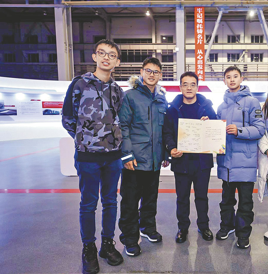 ●同學參觀長春客車製造廠,感謝廠方領導支持。