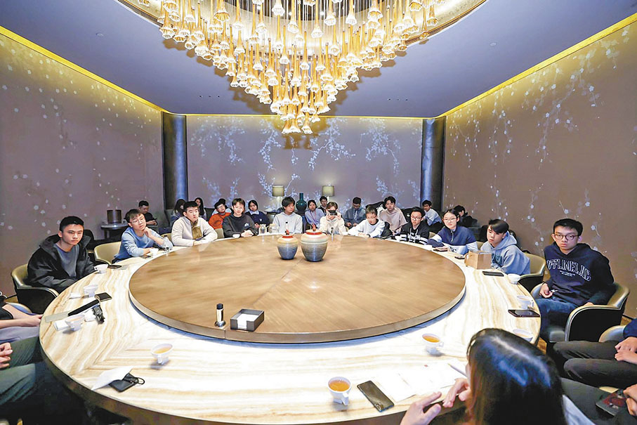 ●研學團完成行程後每個同學都進行交流,談他們將以什麼為寫作重點,互相啟發。