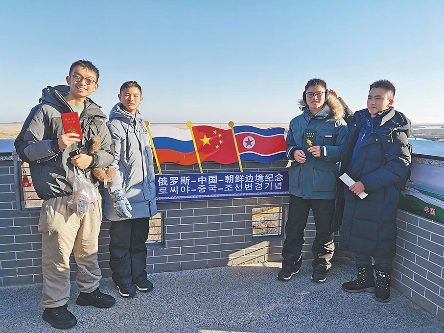 ●(左起)梁均溢、黃正昇、黃正元、王俊錡站在「一眼望三國」的觀景台對中、俄、朝關係及守護邊疆的重要性有多層思考。